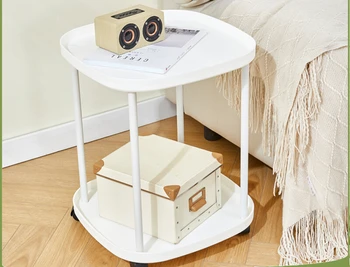 Квадратные журнальные столики Простой домашний мини-мобильный столик для спальни Полка Угловой стол с роликами Двухслойная мебель для дома